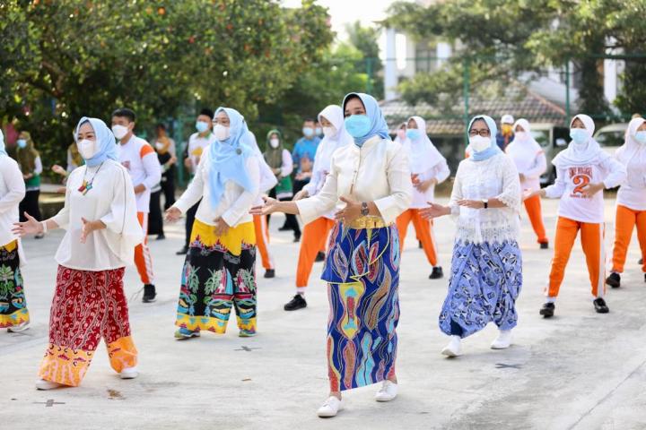 Ibu Riana Sari Arinal Adakan Silaturahmi dan Senam Pagi Bersama Para Guru, Purna Bhakti dan Alumni SMPN 2 Bandarlampung